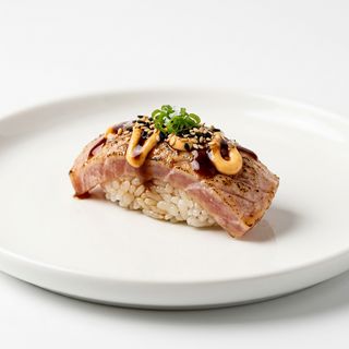 Nigiri De Atún Flambeado (3 Uds.)