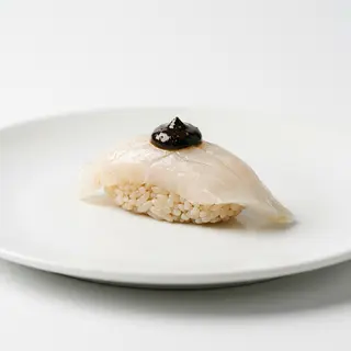 Niguiri De Pez Mantequilla Con Crema De Ajo Negro (Ud.)