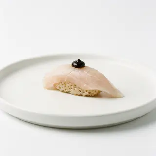 Niguiri Pez Mantequilla Con Ajo Negro (Ud.)