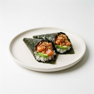 Temaki De Aguacate Con Salmón Y Cebolla Frita (1 Uds.)