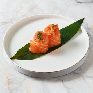 80. Gunkan tartare di salmone 2 pezzi