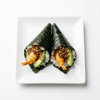 Temaki De Aguacate Y Langostino Frito Con Cebolla Frita
