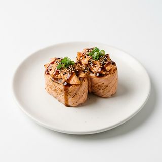 Gunkan De Salmón Flambeado (2 Pzs.)