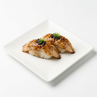 Nigiri Flambeado De Pez Escolar (2 Pzs.)