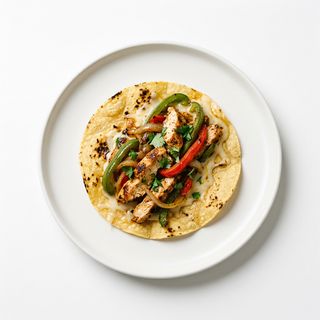 Taco Mexicano con pollo, pimiento, cebolla y queso