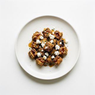 Tapa De Dados De Berenjena Con Miel Y Queso De Cabra