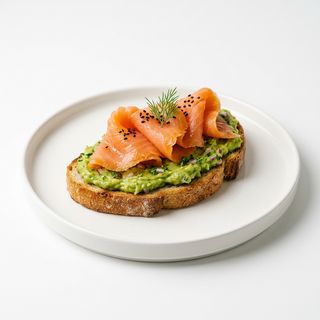 Tapa De Tosta De Salmón Con Guacamole