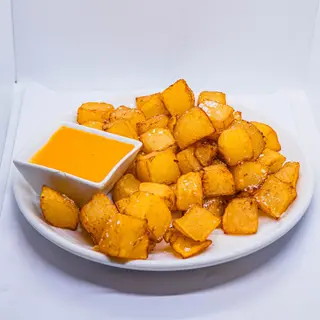 Patatas bravas con salsa alioli y brava