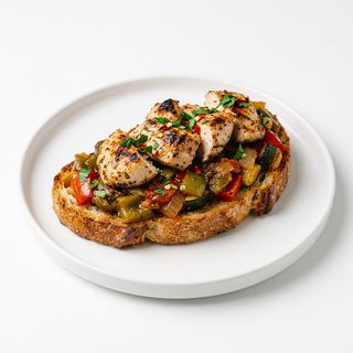 Tapa De Tosta De Pollo Con Pisto