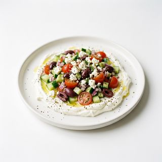Labneh con Ensalada Griega