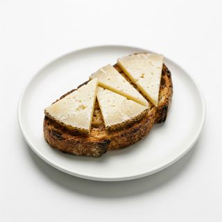 Tapa De Tosta De Queso Curado De Oveja