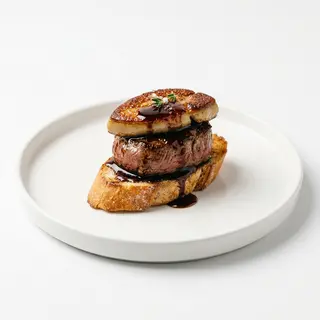 Pintxo De Solomillo De Vaca Con Foie Y Salsa Aporto