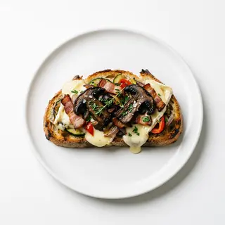 Tostada De Bacon, Verduritas, Queso Brie Y Hongos Beltza