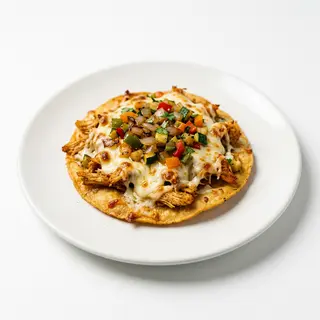 Tostada De Pollo Crujiente Con Mozzarrela Y Verduritas