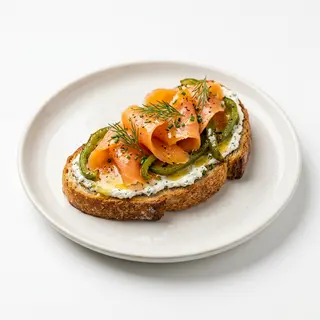 Tostada De Salmón Ahumado, Pimiento Verde, Vinagreta De Mostaza Y Miel