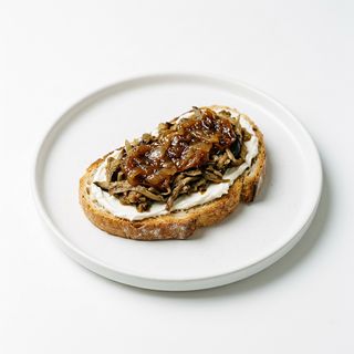 Tosta De Queso Crema Con Berenjena Mechada Y Cebolla (Tapa)