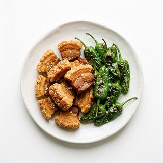 Tapa De Torreznos Con Pimientos De Padrón
