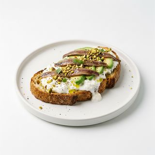 Tosta De Burrata Con Aguacate Y Anchoas (Tapa)