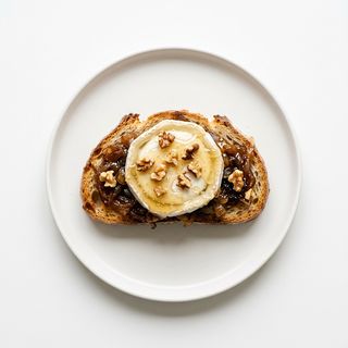 Tosta De Cebolla Con Queso De Cabra Y Miel (Tapa)