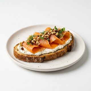 Tosta De Salmón Con Queso Crema Y Nueces (Tapa)