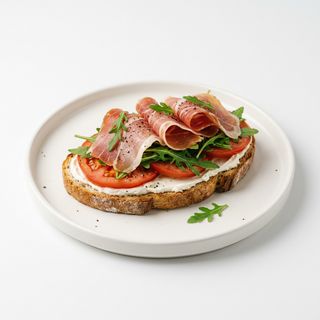 Tosta De Queso Crema Con Tomate Y Rúcula (Tapa)
