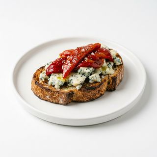 Tosta De Queso Azul Con Pimientos Asados (Tapa)