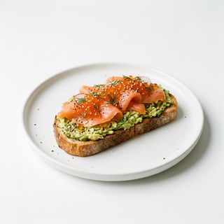 Tosta De Aguacate Con Salmón Y Perlas De Salmón (Tapa)