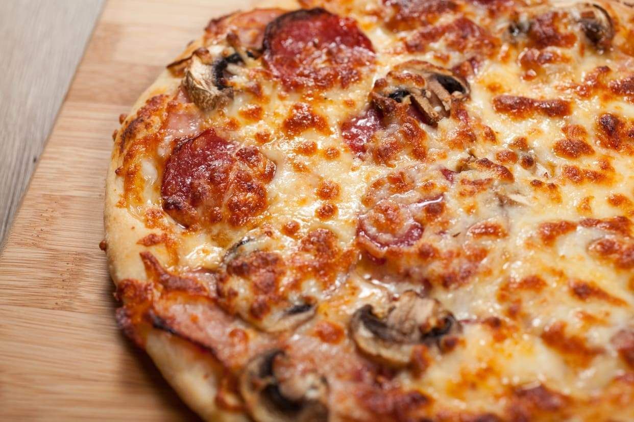 Фамилни пици с месни продукти