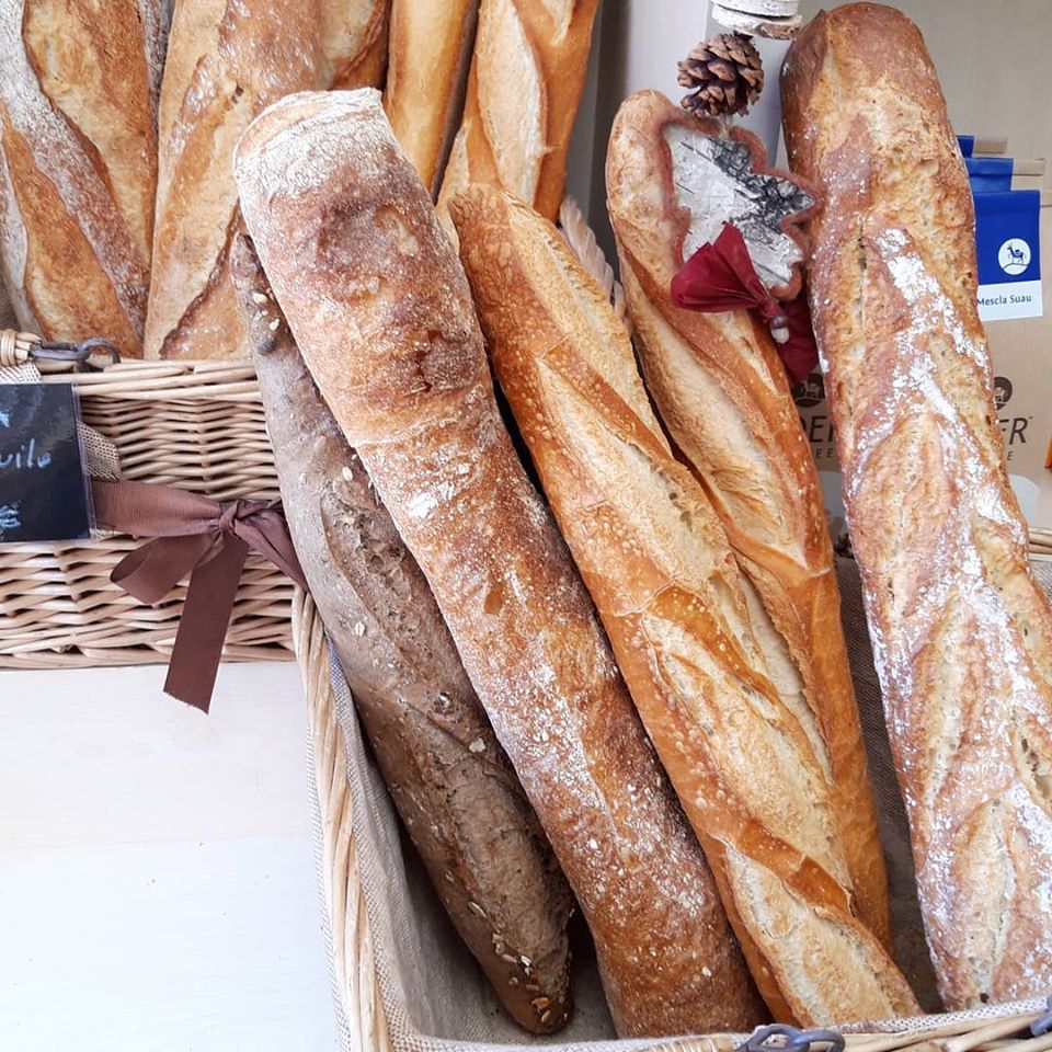 Pa artesa calent i croissants 