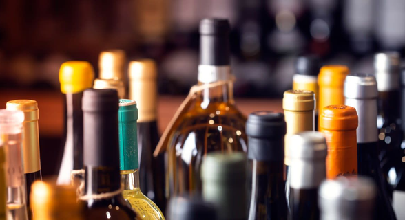 АЛКОГОЛЬ В ПЛЯШКАХ