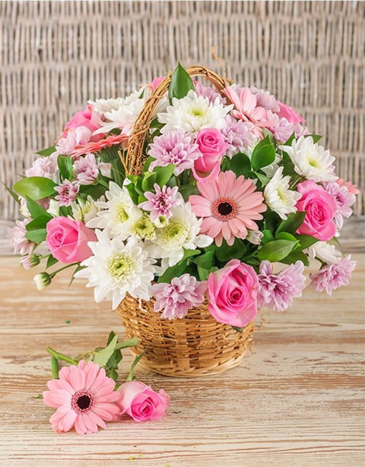 Кошници, кутии и аранжировки с цветя