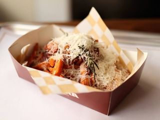 Батат з сирним соусом та беконом (300g)