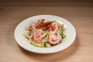 Salată italiana cu anghinare si proscitto
