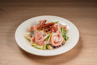Salată italiana cu anghinare si proscitto