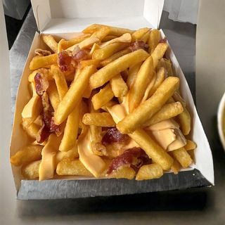 Porzione patatine cheddar e bacon