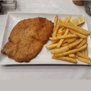 Pechuga Empanada Con Papas Fritas