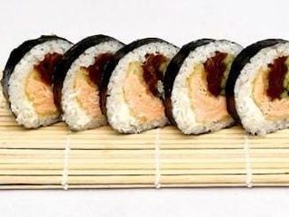 Futomaki z łososiem w tempurze 6 szt.