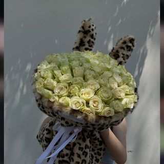 51 біла троянда в леопардовому пакуванні 