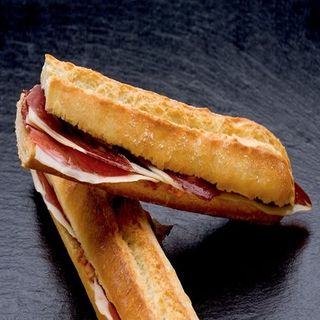 Bocadillo De Jamón País