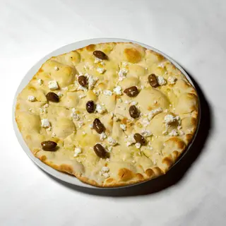Focaccia con aglio, feta e olive Taggiasche