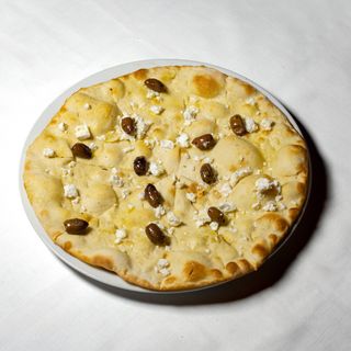 Focaccia con aglio, feta e olive Taggiasche