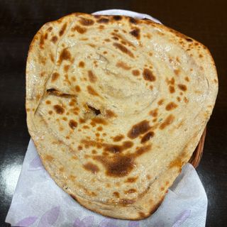 99. Lachha paratha ( contiene gluten)