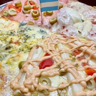 Pizza media masa pequeña cuatro estaciones