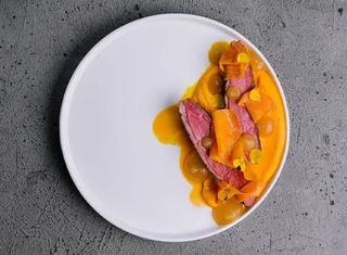 Rață cu piure de morcovi și gel de mere