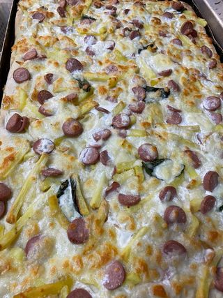 Würstel e patatine in teglia