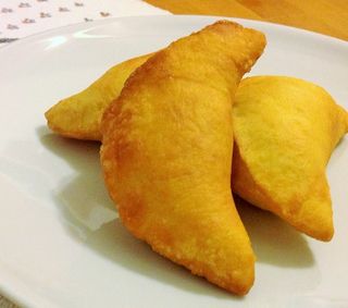 Panzerotto classico fritto pomodoro e mozzarella