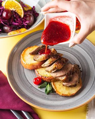 Утиное филе с запеченными яблоками 