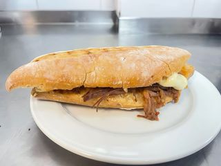 Bocadillo carne mechada