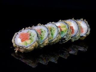 Futomaki w tempurze z łososiem 6 szt.