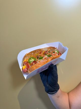 Wurstel, cipolla grigliata, cheddar, jalapenos e crispy bacon